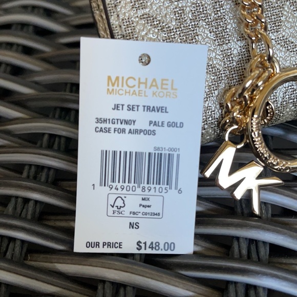 Michael Kors Jet Set Travel AirPod Case - Picture 15 of 16